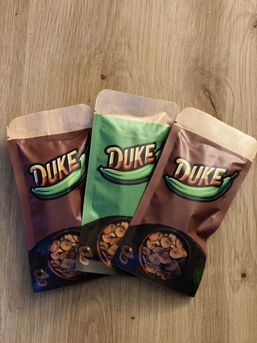 Trois paquets Duke posés sur une table en bois